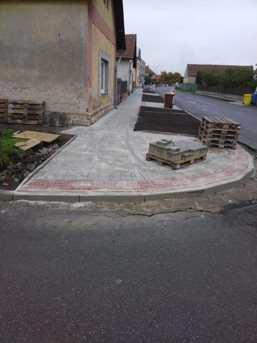 9.10. dosypání hlíny od Velkého Oseka k náměstí