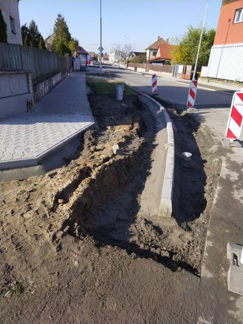 7.11.nový chodník náměstí